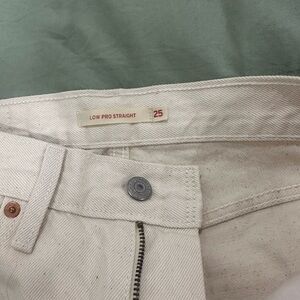 Levi low pro straight in cream ☁️ size 25 NEVER WORN